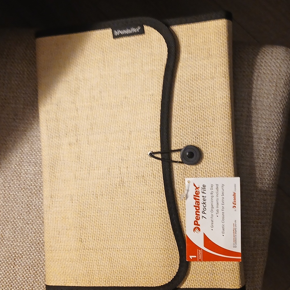 NWT Pendaflex 7 Pocket File